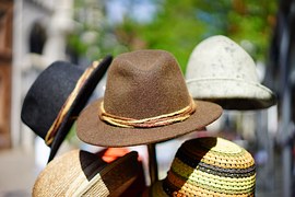 You are currently viewing כובעים – הגנה מהשמש וסימן היכר